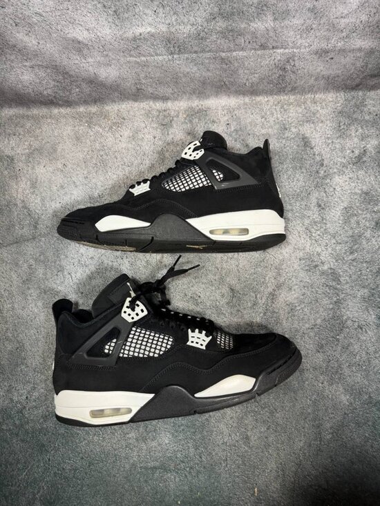 Size 11 | Jordan 4 White Thunder No Box | Pre-Owned main image 5